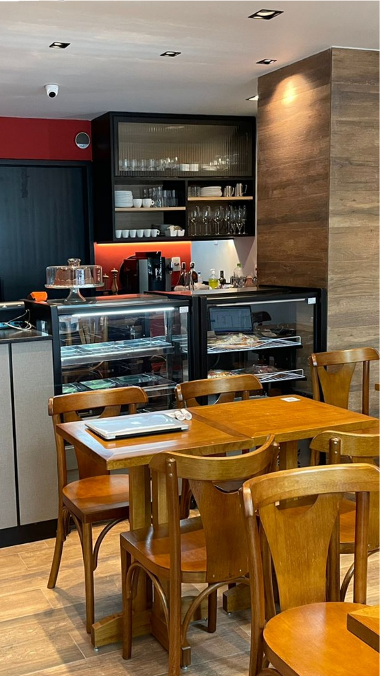 Mesas com expositor de alimentos ao fundo