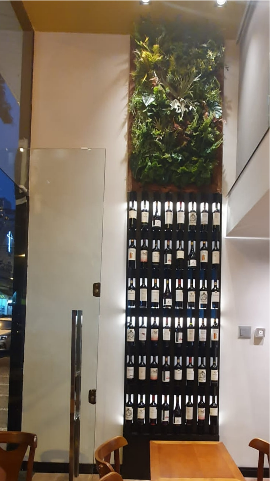 Estante com garrafas de vinho